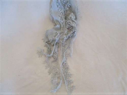 A DELICATE, LACEY, OLDE WORLD SCARF - SO PRETTY