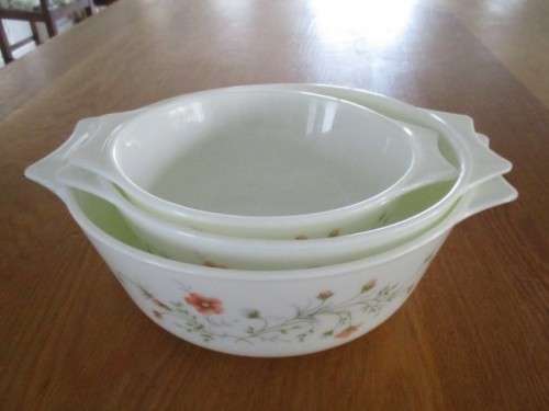 SET OF THREE PYREX, ENGLAND CINDERELLA NESTED MIXING BOWLS