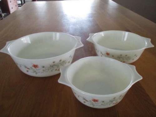 SET OF THREE PYREX, ENGLAND CINDERELLA NESTED MIXING BOWLS
