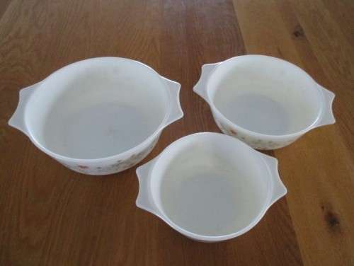SET OF THREE PYREX, ENGLAND CINDERELLA NESTED MIXING BOWLS