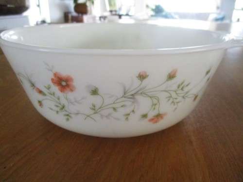 SET OF THREE PYREX, ENGLAND CINDERELLA NESTED MIXING BOWLS