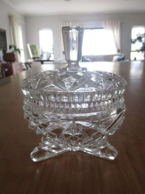 BEAUTIFUL LARGE VINTAGE FOOTED GLASS TRINKET DISH WITH LID