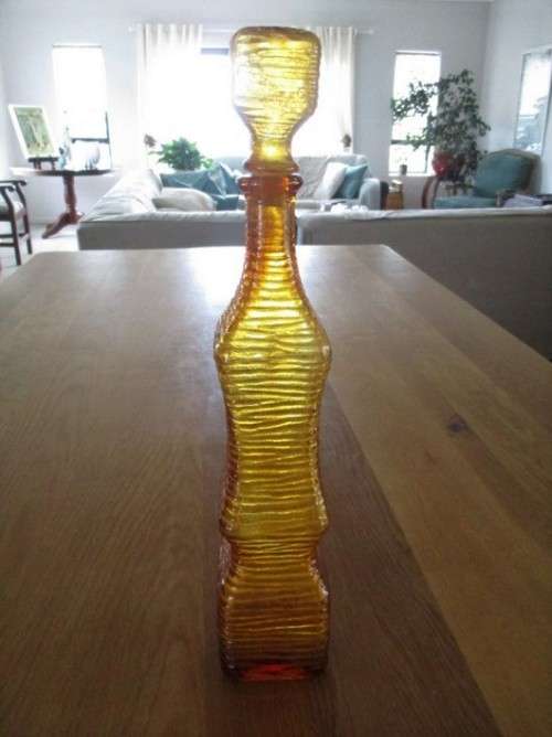 UNUSUAL VERY TALL VINTAGE AMBER GENIE BOTTLE WITH SQUARE LID