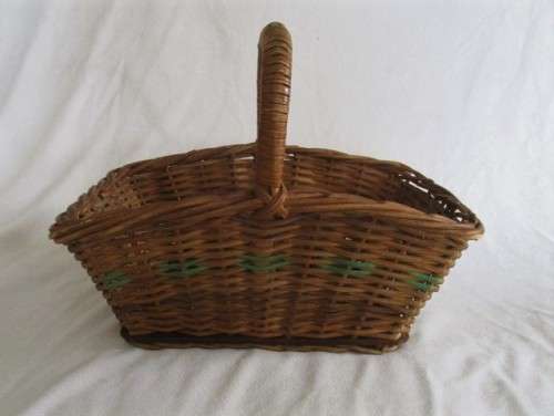 FOR ZEEBOB ONLY - A NICE-SIZED VINTAGE WICKER BASKET WITH HANDLE