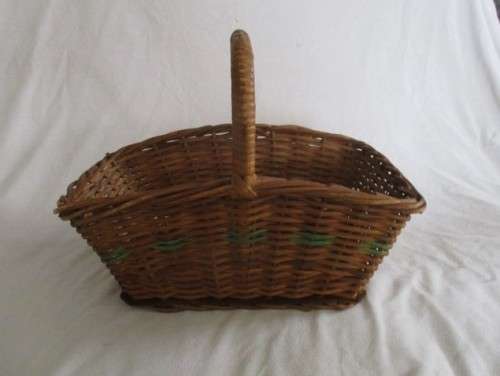 FOR ZEEBOB ONLY - A NICE-SIZED VINTAGE WICKER BASKET WITH HANDLE