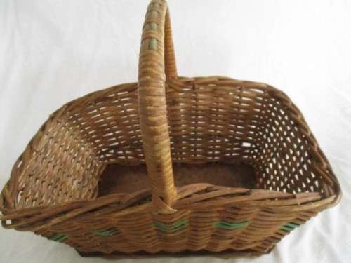 FOR ZEEBOB ONLY - A NICE-SIZED VINTAGE WICKER BASKET WITH HANDLE