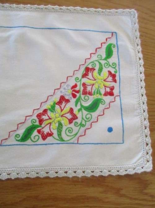 COLOURFUL VINTAGE HAND EMBROIDERED TABLE RUNNER WITH JACOBEAN-LIKE DESIGN AND HAND CROCHETED BORDER