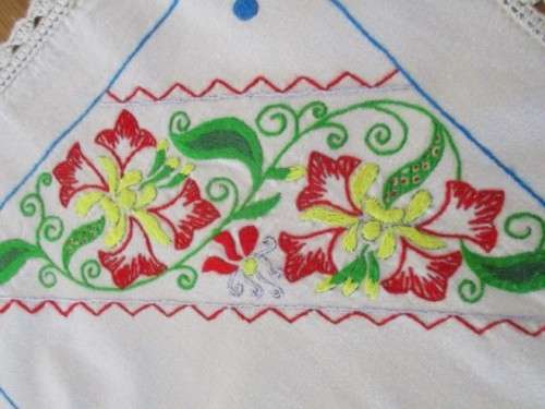 COLOURFUL VINTAGE HAND EMBROIDERED TABLE RUNNER WITH JACOBEAN-LIKE DESIGN AND HAND CROCHETED BORDER