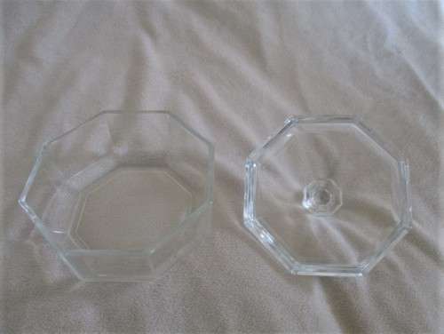 A NICE-SIZED OCTAGONAL ARCOROC, FRANCE CLEAR GLASS TRINKET HOLDER WITH LID