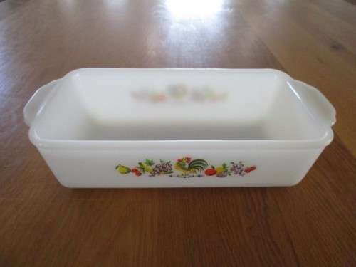 VINTAGE 1960`s ANCHOR HOCKING FIRE-KING MILK GLASS PIE DISH - CHANTILEER ROOSTER DESIGN