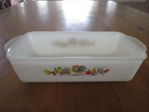 VINTAGE 1960`s ANCHOR HOCKING FIRE-KING MILK GLASS PIE DISH - CHANTILEER ROOSTER DESIGN