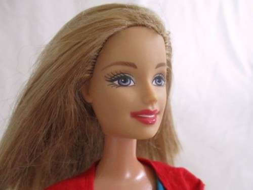 RELISTED DUE TO NON PAYMENT - MATTEL BARBIE DOLL IN CUTE OUTFIT AND WITH KNEES THAT BEND