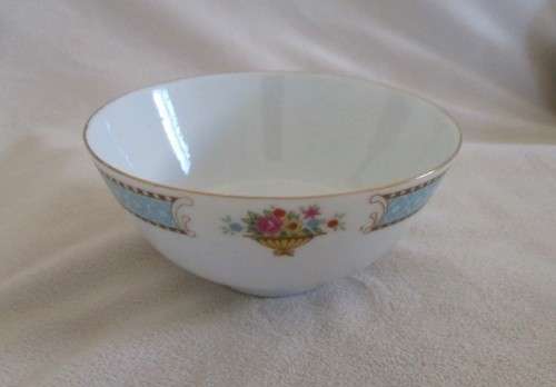 A RARE SET OF EIGHTEEN VINTAGE CHINESE SWATOW FINE CHINA BOWLS AND SPOONS - SIGNED