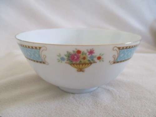 A RARE SET OF EIGHTEEN VINTAGE CHINESE SWATOW FINE CHINA BOWLS AND SPOONS - SIGNED