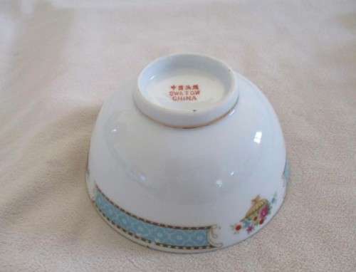 A RARE SET OF EIGHTEEN VINTAGE CHINESE SWATOW FINE CHINA BOWLS AND SPOONS - SIGNED
