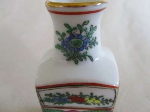 SMALL VINTAGE HAND PAINTED ORIENTAL VASE