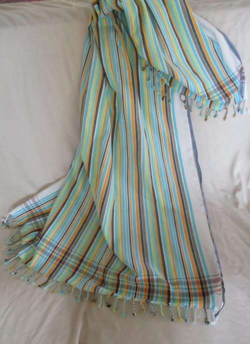 A VINTAGE STRIPED LINEN THROW/TABLE CLOTH WITH TASSELS IN GREAT CONDITION