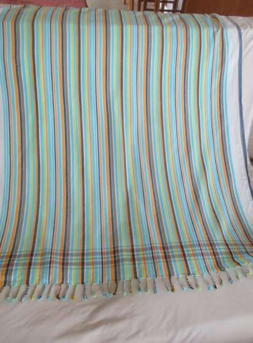 A VINTAGE STRIPED LINEN THROW/TABLE CLOTH WITH TASSELS IN GREAT CONDITION