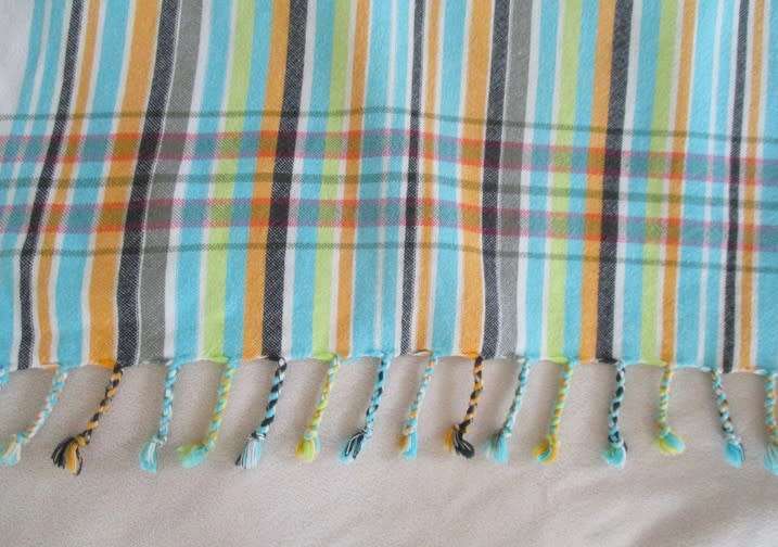A VINTAGE STRIPED LINEN THROW/TABLE CLOTH WITH TASSELS IN GREAT CONDITION