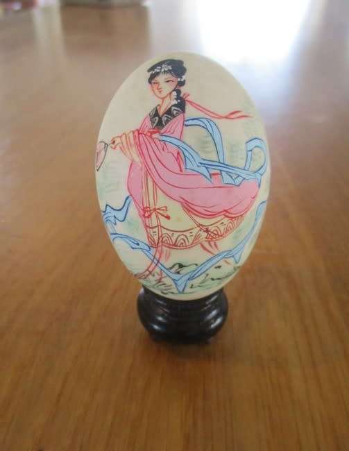 SO DELICATE AND UNIQUE!  VINTAGE 1970`s HAND PAINTED GEISHA ON GENUINE EGG SHELL WITH STAND - SIGNED