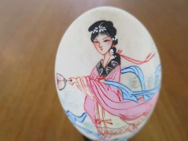 SO DELICATE AND UNIQUE!  VINTAGE 1970`s HAND PAINTED GEISHA ON GENUINE EGG SHELL WITH STAND - SIGNED