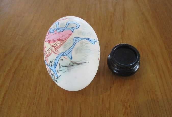 SO DELICATE AND UNIQUE!  VINTAGE 1970`s HAND PAINTED GEISHA ON GENUINE EGG SHELL WITH STAND - SIGNED
