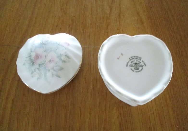 PRETTY FLORAL LIDDED BONE CHINA TRINKET BOX - HAMMERSLEY (ROYAL WORCESTER SPODE)