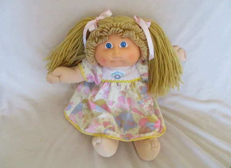 VINTAGE EARLY 1984 CABBAGE PATCH DOLL IN ORIGINAL DRESS AND WITH SIGNATURE - IN GREAT CONDITION