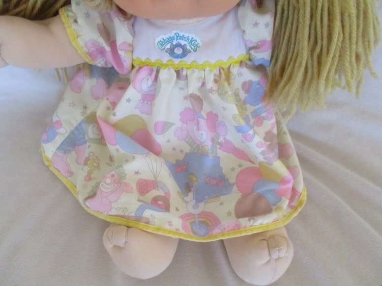 VINTAGE EARLY 1984 CABBAGE PATCH DOLL IN ORIGINAL DRESS AND WITH SIGNATURE - IN GREAT CONDITION