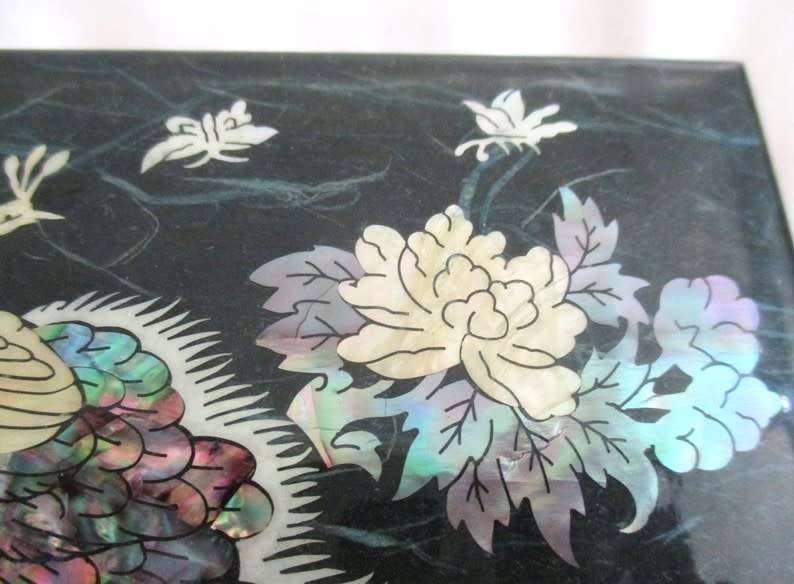 EXCELLENT CONDITION - MUSICAL JEWELLERY BOX WITH MOTHER OF PEARL PEACOCKS, CRANES AND FLORAL DESIGN