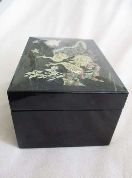 EXCELLENT CONDITION - MUSICAL JEWELLERY BOX WITH MOTHER OF PEARL PEACOCKS, CRANES AND FLORAL DESIGN