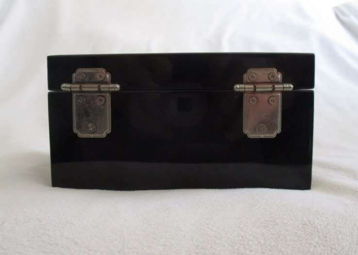 EXCELLENT CONDITION - MUSICAL JEWELLERY BOX WITH MOTHER OF PEARL PEACOCKS, CRANES AND FLORAL DESIGN