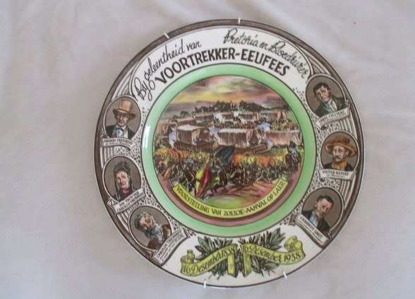 LARGE VINTAGE 1938 ROYAL DOULTON `VOORTREKKER-EEUFEES` DISPLAY PLATE WITH HANGER