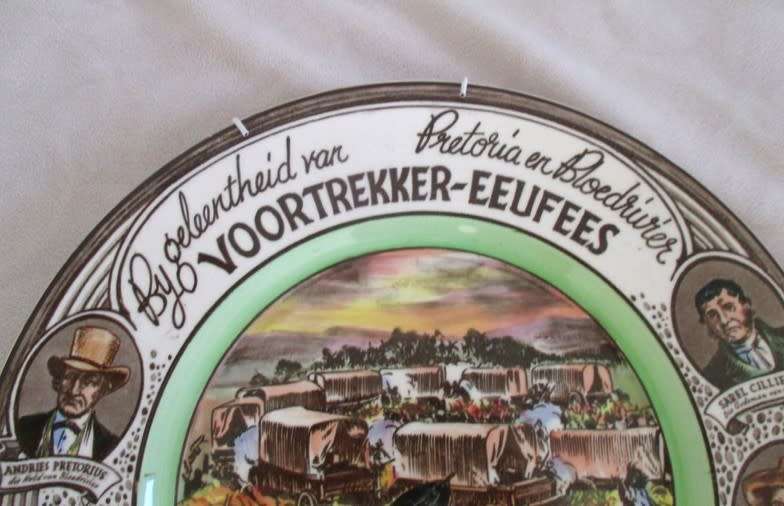 LARGE VINTAGE 1938 ROYAL DOULTON `VOORTREKKER-EEUFEES` DISPLAY PLATE WITH HANGER