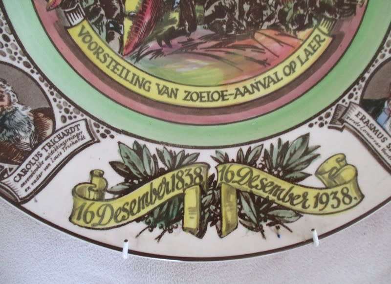 LARGE VINTAGE 1938 ROYAL DOULTON `VOORTREKKER-EEUFEES` DISPLAY PLATE WITH HANGER