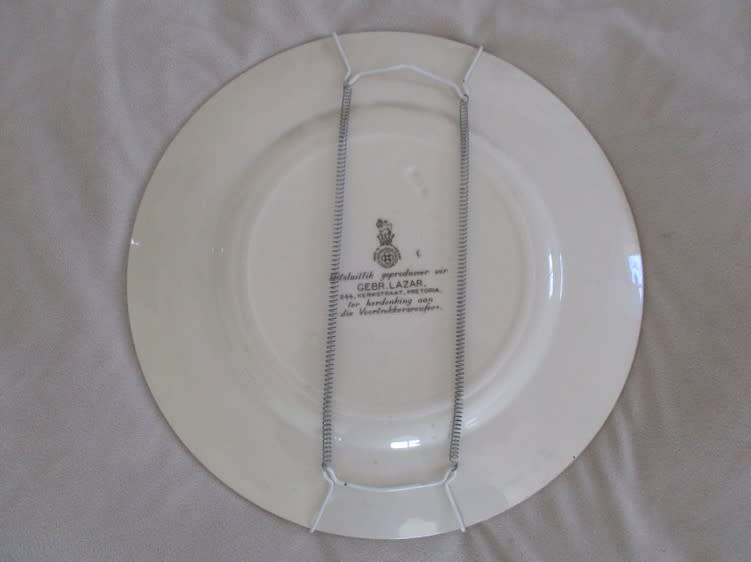 LARGE VINTAGE 1938 ROYAL DOULTON `VOORTREKKER-EEUFEES` DISPLAY PLATE WITH HANGER
