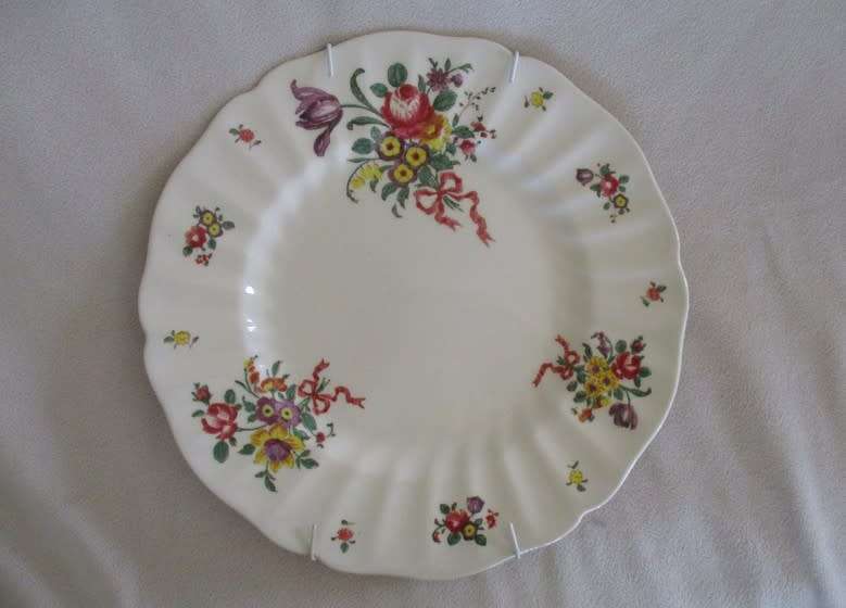 CIRCA 1912-1956 - ANTIQUE/VINTAGE ROYAL DOULTON OLD LEEDS SPRAYS PLATE WITH HANGER