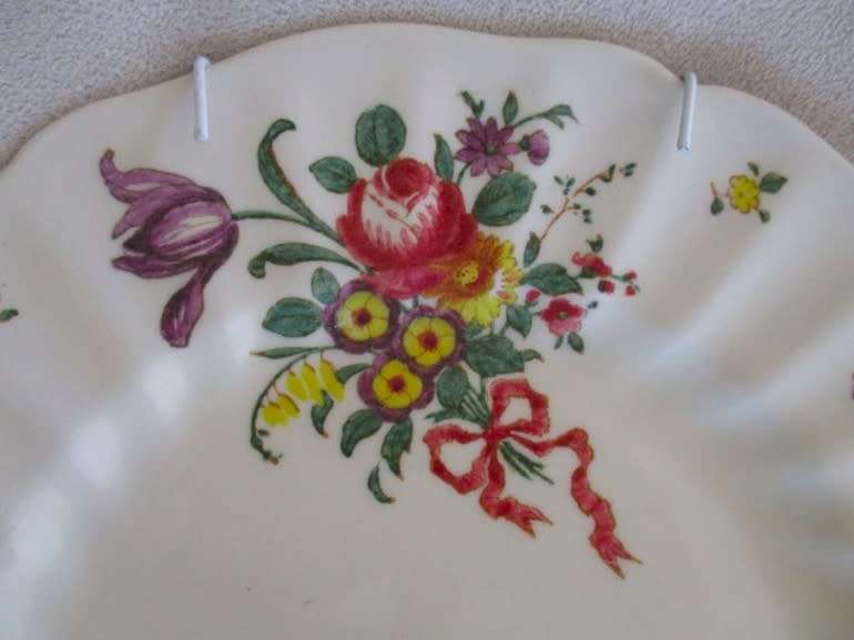 CIRCA 1912-1956 - ANTIQUE/VINTAGE ROYAL DOULTON OLD LEEDS SPRAYS PLATE WITH HANGER