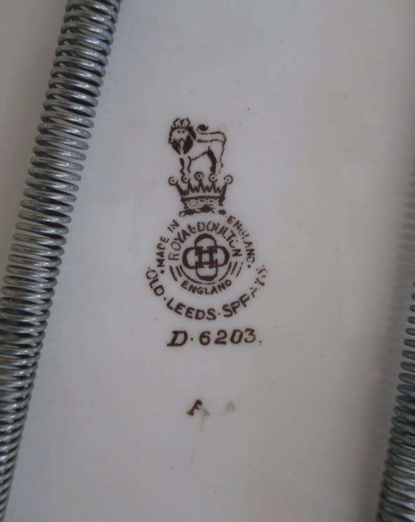 CIRCA 1912-1956 - ANTIQUE/VINTAGE ROYAL DOULTON OLD LEEDS SPRAYS PLATE WITH HANGER