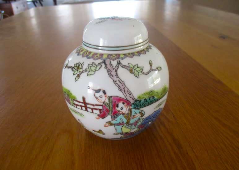 VINTAGE ZHONGGUO JINGDEZHEN GINGER JAR OF BOYS FEEDING CHICKENS WITH ROOSTER ON LID