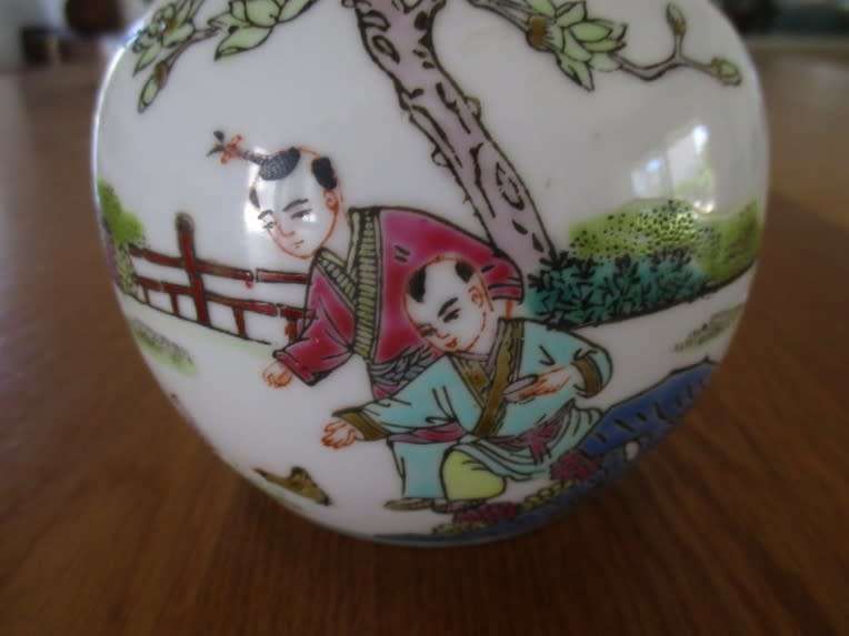 VINTAGE ZHONGGUO JINGDEZHEN GINGER JAR OF BOYS FEEDING CHICKENS WITH ROOSTER ON LID