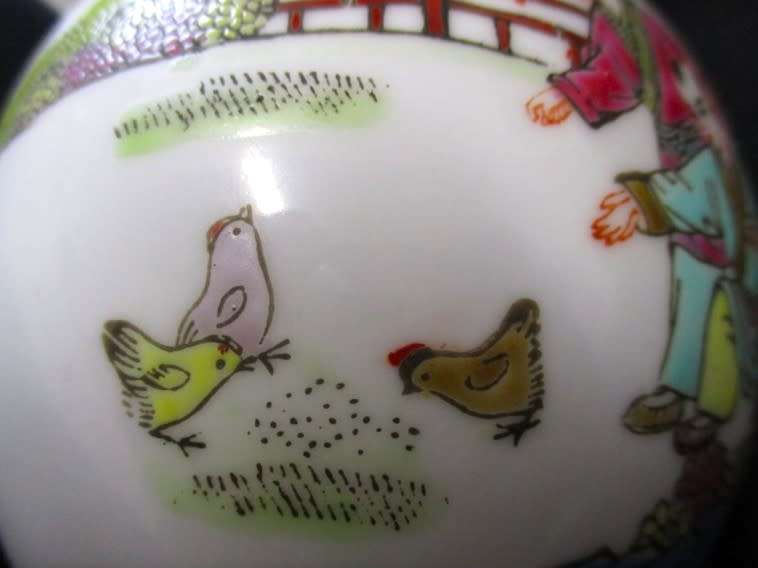 VINTAGE ZHONGGUO JINGDEZHEN GINGER JAR OF BOYS FEEDING CHICKENS WITH ROOSTER ON LID
