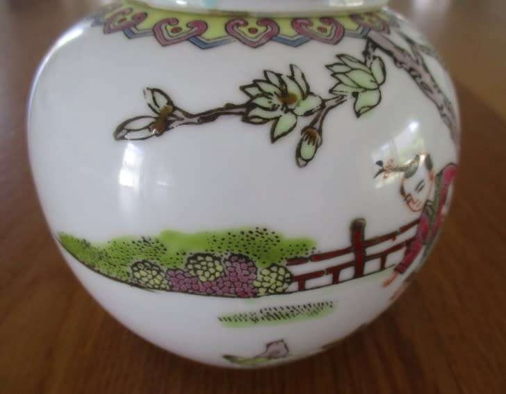VINTAGE ZHONGGUO JINGDEZHEN GINGER JAR OF BOYS FEEDING CHICKENS WITH ROOSTER ON LID