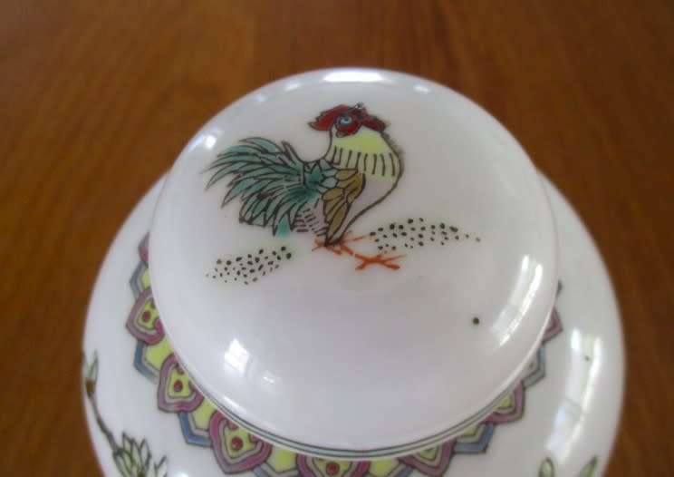 VINTAGE ZHONGGUO JINGDEZHEN GINGER JAR OF BOYS FEEDING CHICKENS WITH ROOSTER ON LID