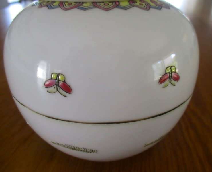 VINTAGE ZHONGGUO JINGDEZHEN GINGER JAR OF BOYS FEEDING CHICKENS WITH ROOSTER ON LID