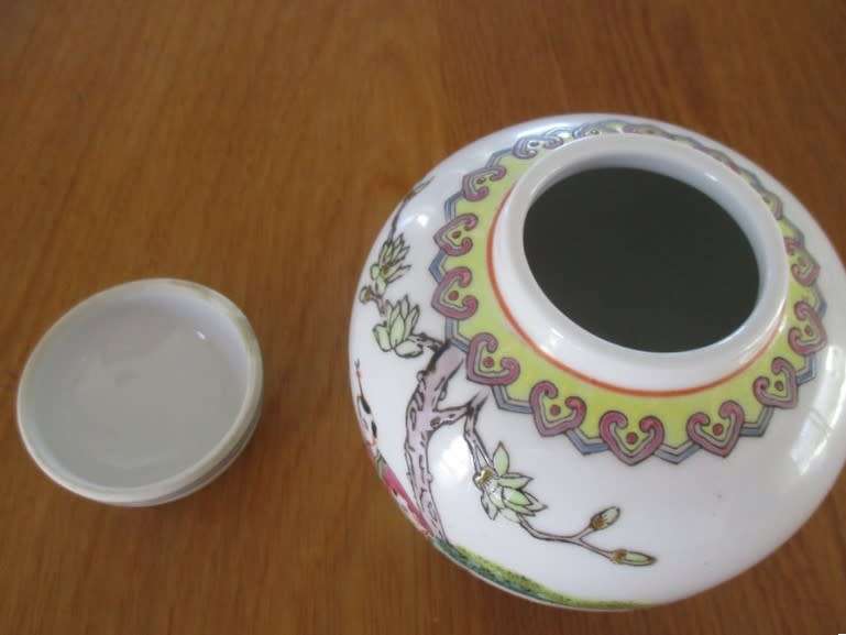 VINTAGE ZHONGGUO JINGDEZHEN GINGER JAR OF BOYS FEEDING CHICKENS WITH ROOSTER ON LID
