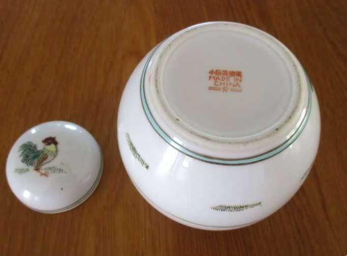 VINTAGE ZHONGGUO JINGDEZHEN GINGER JAR OF BOYS FEEDING CHICKENS WITH ROOSTER ON LID