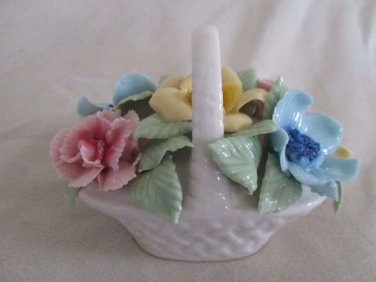 DELICATE AND BEAUTIFUL - VINTAGE SHAFFORD, JAPAN POSY BASKET (DAMAGE TO ONE PETAL)
