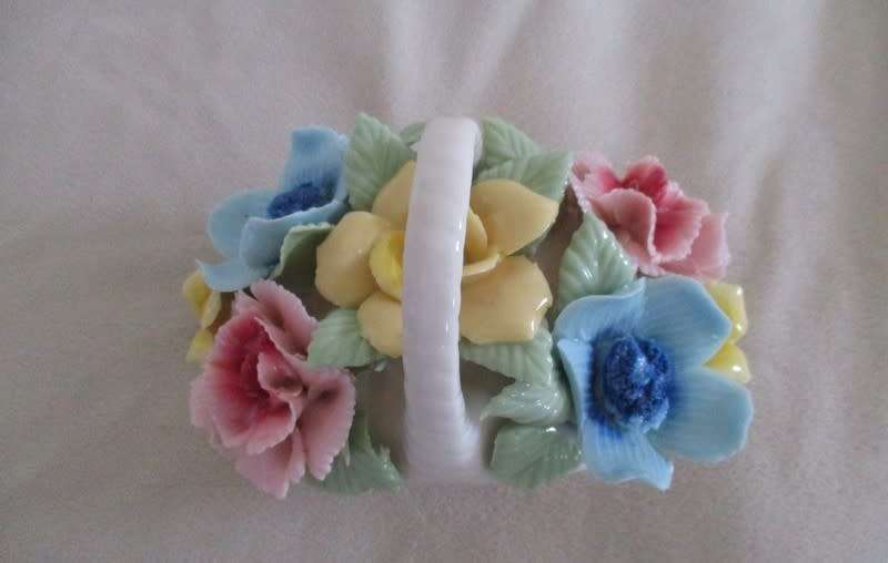 DELICATE AND BEAUTIFUL - VINTAGE SHAFFORD, JAPAN POSY BASKET (DAMAGE TO ONE PETAL)