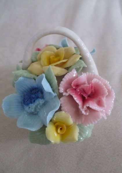 DELICATE AND BEAUTIFUL - VINTAGE SHAFFORD, JAPAN POSY BASKET (DAMAGE TO ONE PETAL)
